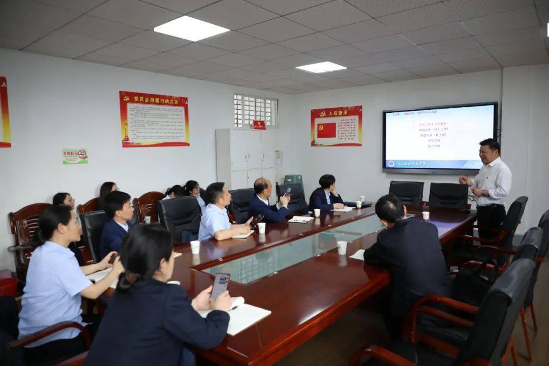 初中部教学线副校长周思军作《规范办学守正出奇,科学拼搏决战决胜》