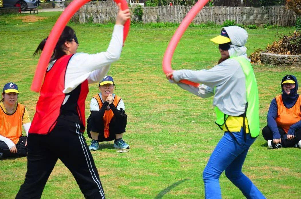 水果连连看(左)蒙眼互打(右)▲动力绳圈▲高俊总经理讲话此外,由于