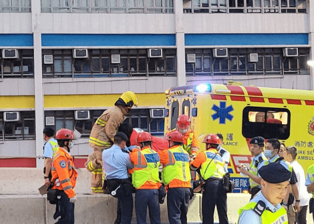 港媒:香港一輛大巴失控側翻橫在路中,22人受傷_巴士_荃灣_新聞