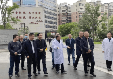 人民医院,区中医医院等地,实地参观,听取介绍,询问举措,详细了解梁平