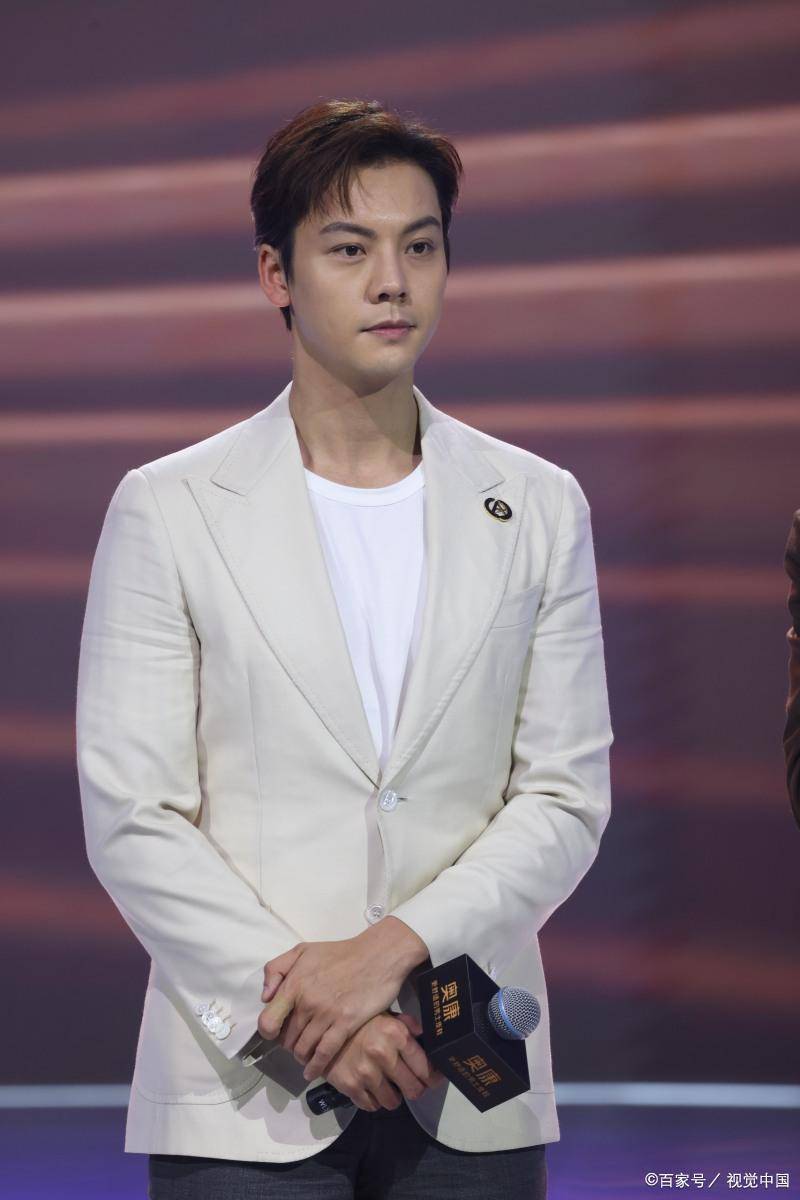 彭于晏是因为抢座位的事情,比较让人意外的,是何炅取关热巴,陈伟霆