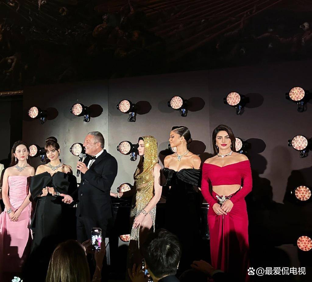 从优雅少女到气质女神:安妮海瑟薇与刘亦菲威尼斯神仙合影_公主_演技