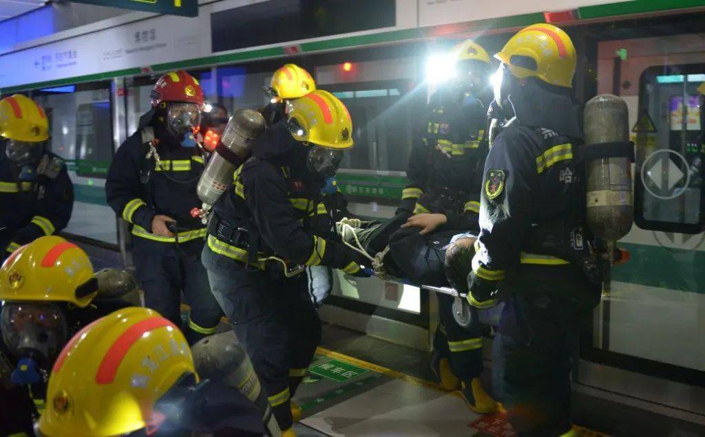 哈尔滨市消防救援支队组织开展地铁火灾事故灭火救援实战演练_处置