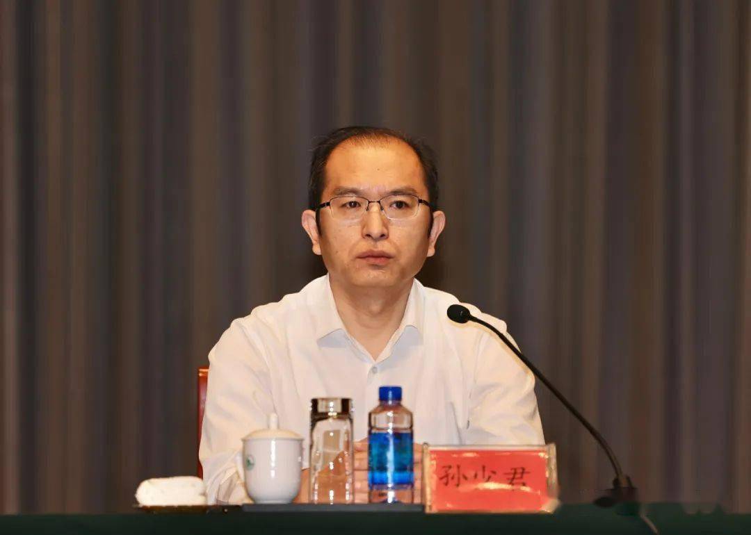 市委常委,政法委书记孙少君解读了龙口市网格员队伍管理办法,通报了