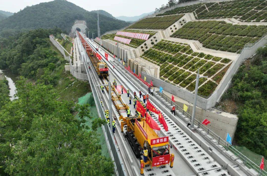 池黄高铁位于皖南山区,全线设有隧道34座,特大,大中桥梁总计55座,桥隧