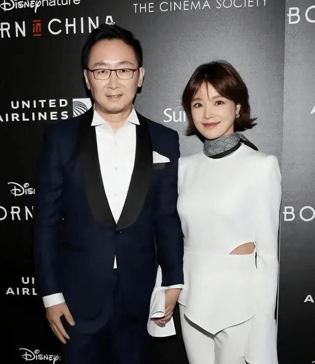 气质媲美秦岚,穿镂空装知性大方_服装_身材_造型