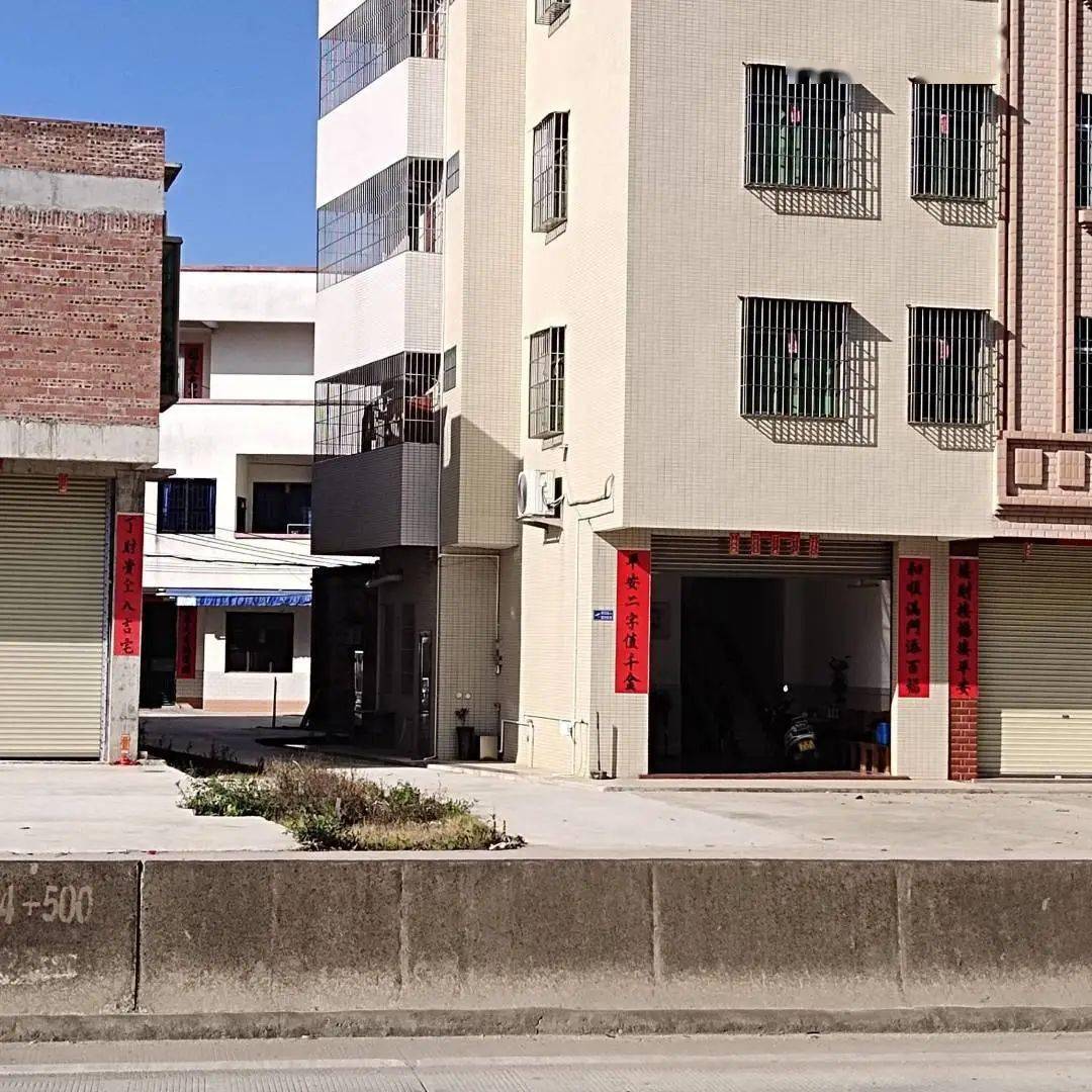 (▲联系时请说是在罗定e天空平台看到)14,市政广场附近户型:4房2厅