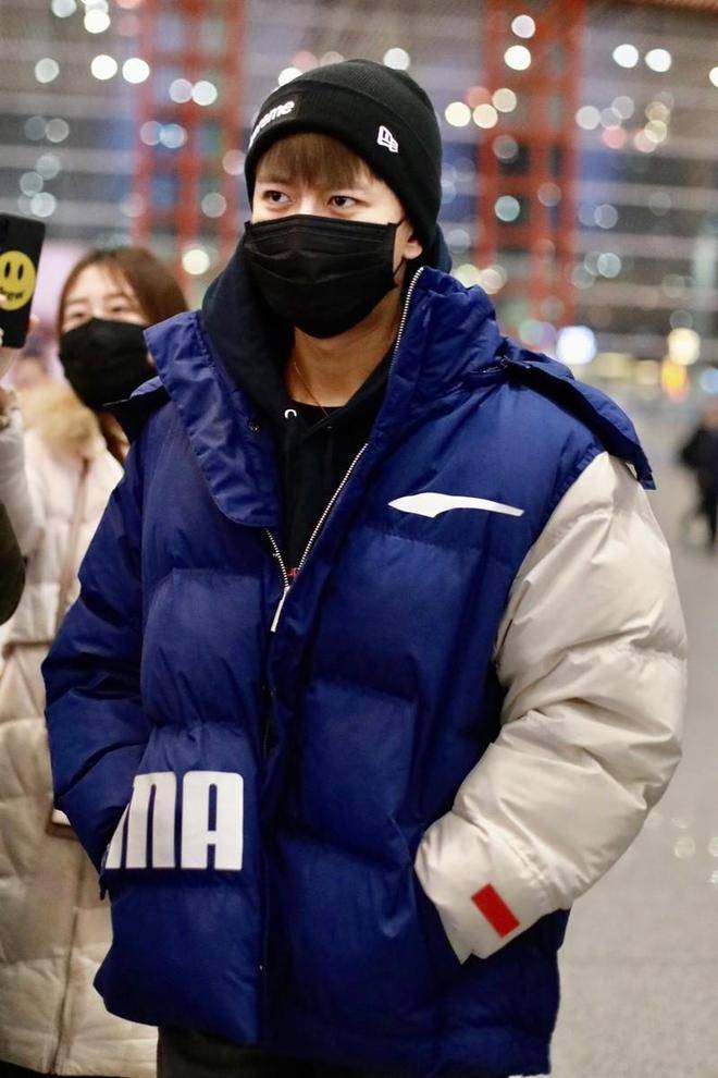 任嘉伦现身机场,蓝色羽绒服配褪色牛仔裤,浑身散发少年气质_经典_颜色