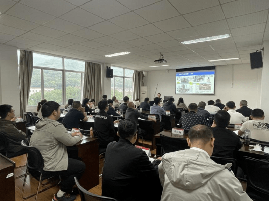 在《当前国际形势和台海局势》课程中,国防科技大学的易金务教授阐释