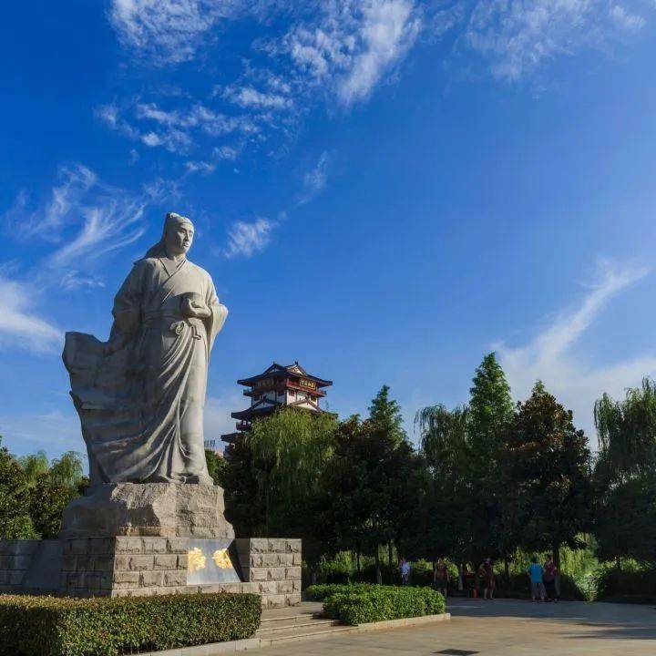 双湖广场,植物印章迷宫,东岗草堂,大型景观喷泉,一系列以陆羽生平经历