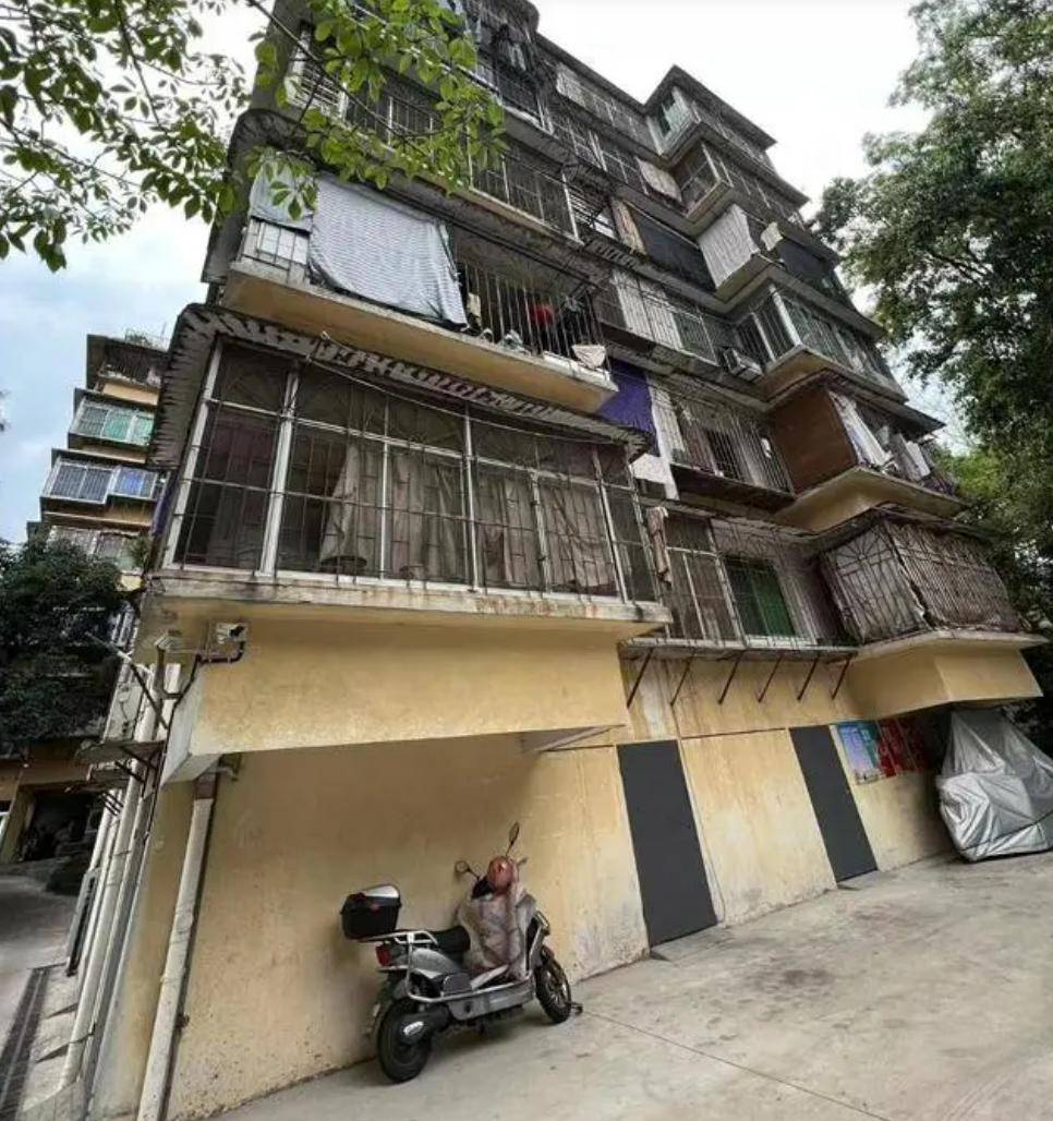 今开庭,看守所同监室人员:他大部分时间在写东西_案件_王椿_谢天琴