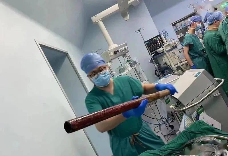 死神突然降临!广东男子被天降钢管刺穿:从右腹刺入,左大腿刺出