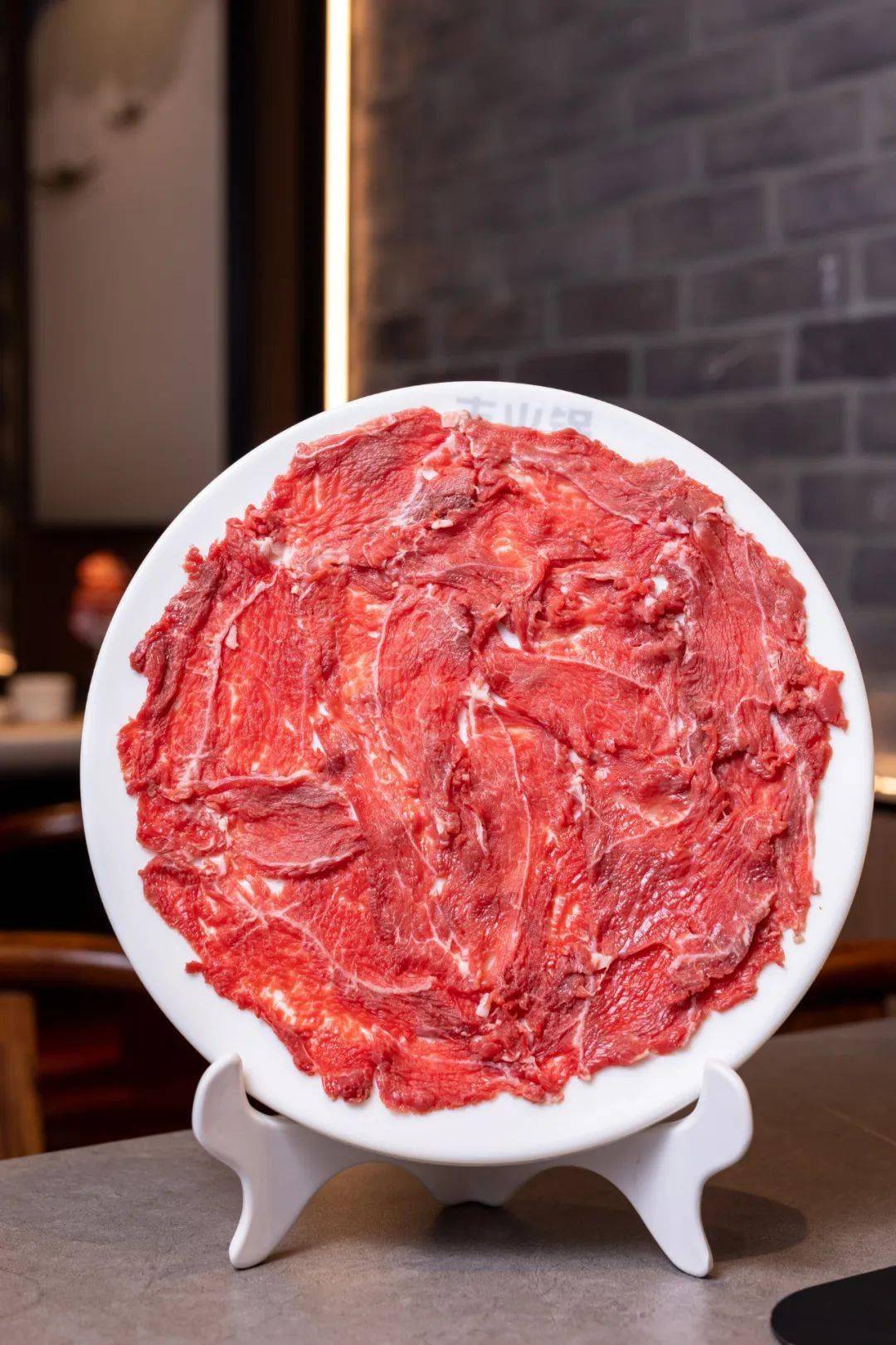 鲜切黄牛肉〕●入口清脆,不费牙口,闻着有一股清香味,蘸着麻酱