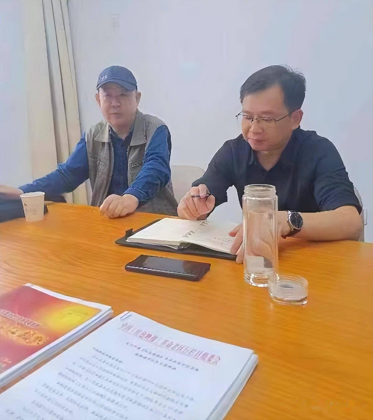 (红色映像栏目组总策划与中共麻城市委宣传部副部长项炜合影)2023年5