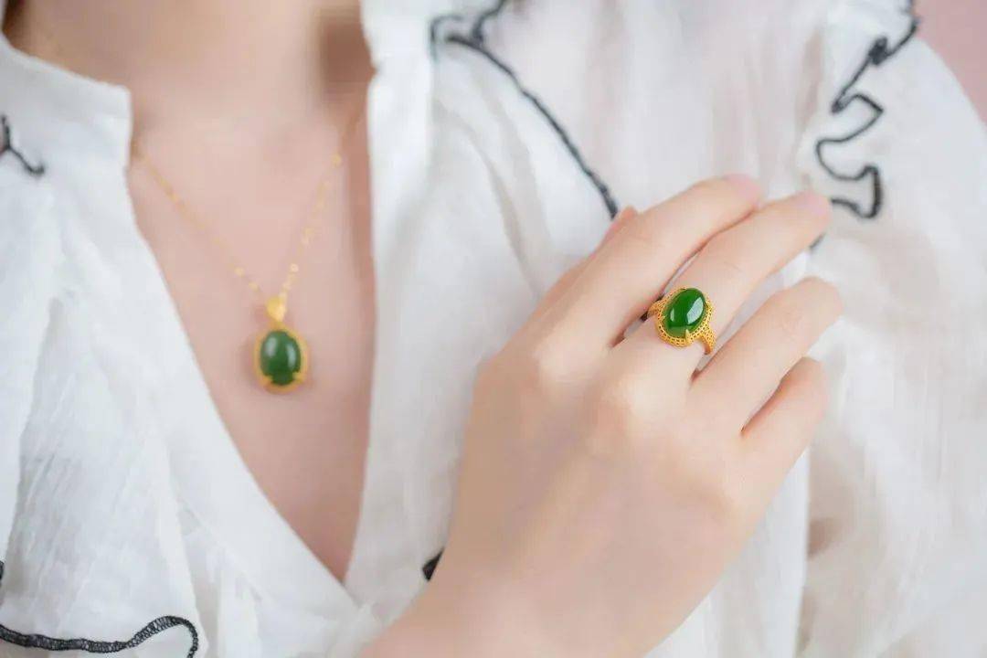 女生脖子戴玉(女生脖子戴玉佛)