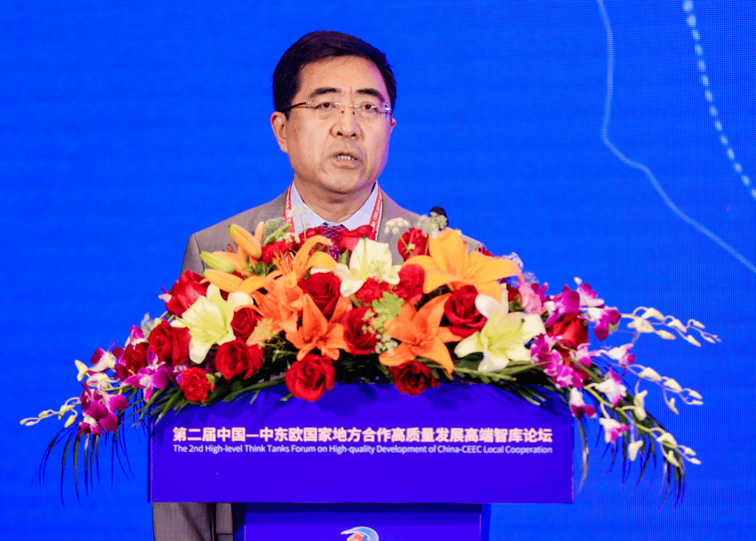 论坛并致辞,论坛开幕式由中国社会科学院欧洲研究所所长冯仲平主持