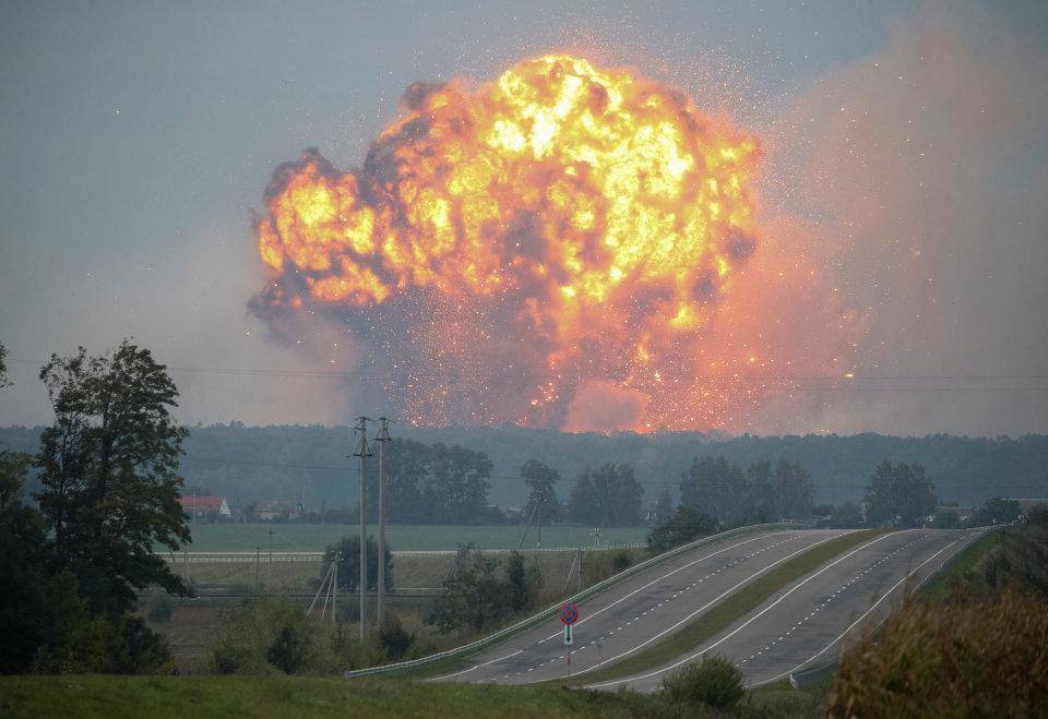 乌克兰军火库大爆炸！卫星扫过，几十座库房夷为平地，辐射值超标