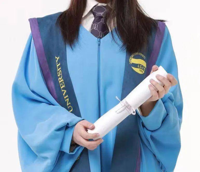 学生的绶带主体色彩是采用青大蓝色边缘的装饰色彩用于区分七个学科