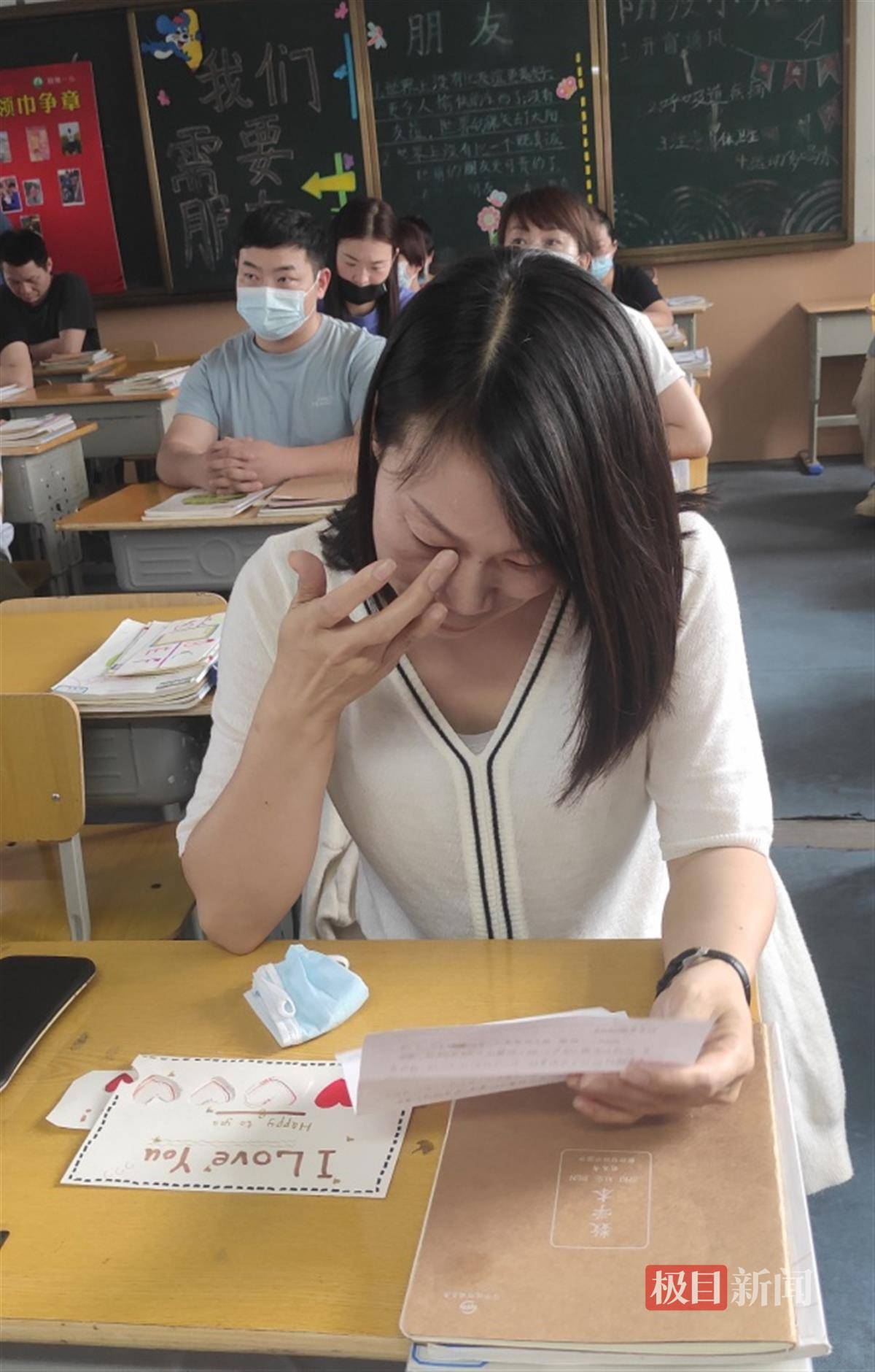 家长会上父母收到特殊的礼物_孩子_活动_工作