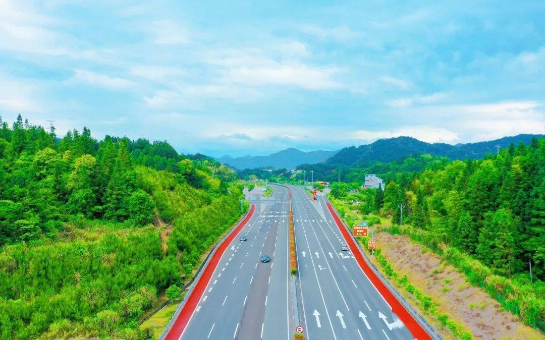 新型彩色路面惊艳亮相厦蓉高速龙岩古田段!_隧道_服务_施工