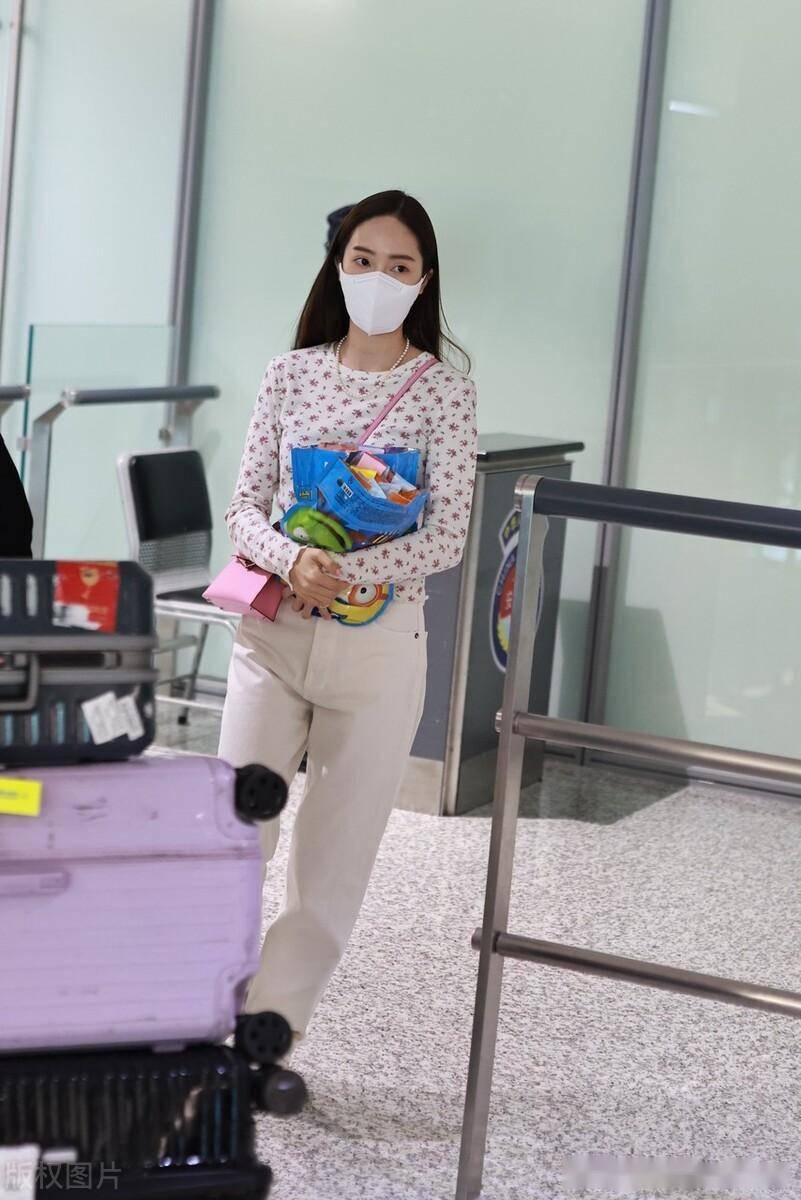 街拍:郑秀妍白色碎花t恤 白色阔腿裤清新简单_机场_上海