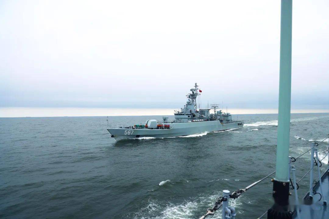 奔赴某海域开展多科目训练——组成编队解缆起航襄阳舰,德阳舰,宜春舰