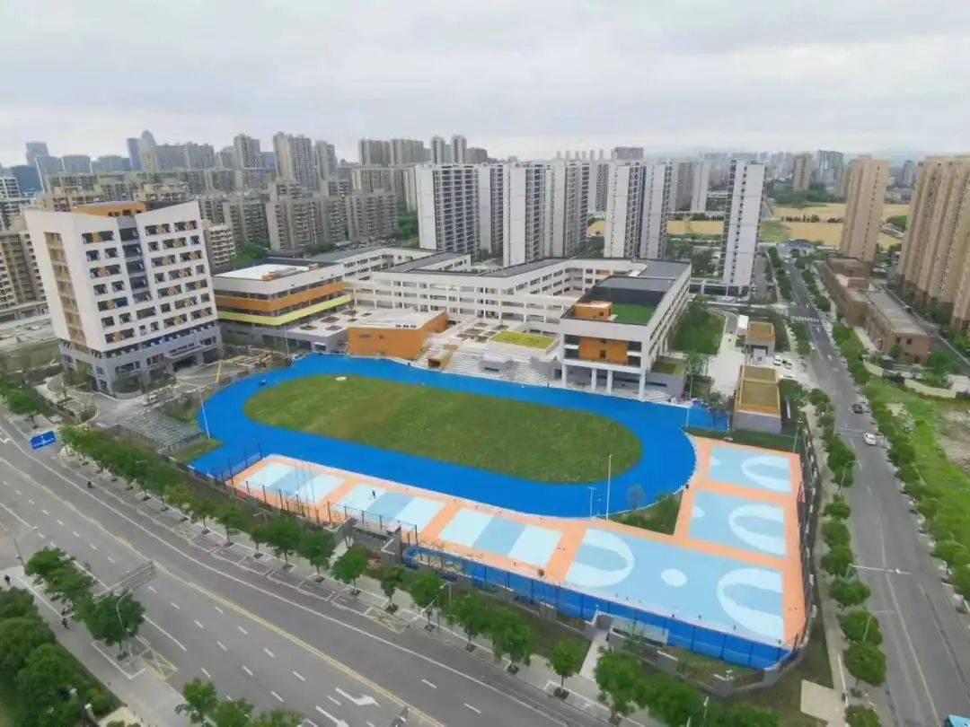 (图为首南四小鸟瞰图)首南四小位于鄞州区首南街道石路头村(它山堰路