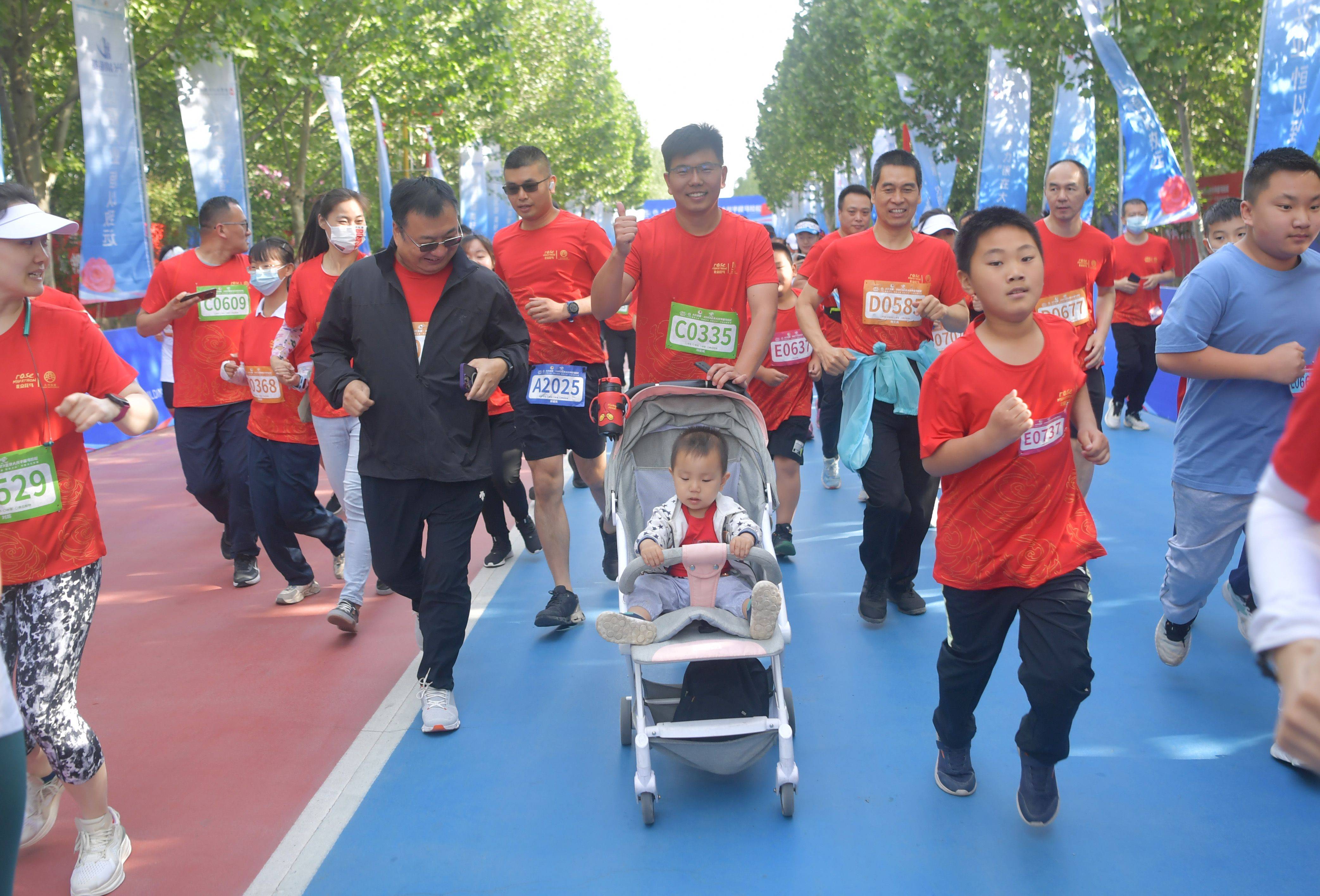 2023北京花马开赛 6000人在林间花海中奔跑