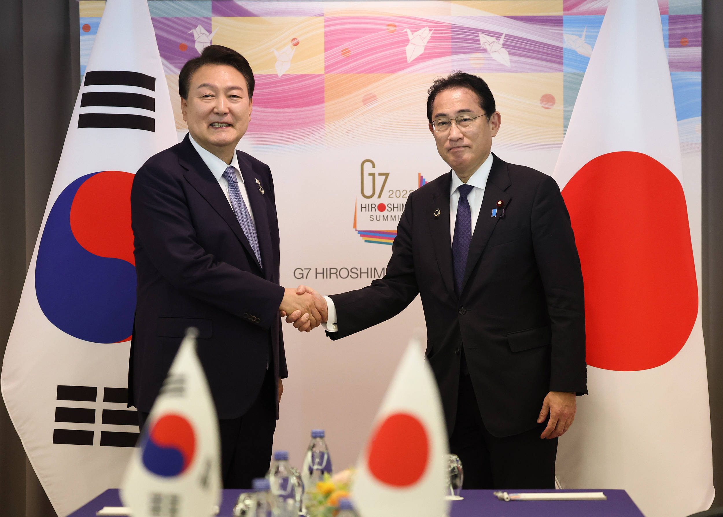 集团峰会期间,日本首相岸田文雄和韩国总统尹锡悦在双边会晤前握手