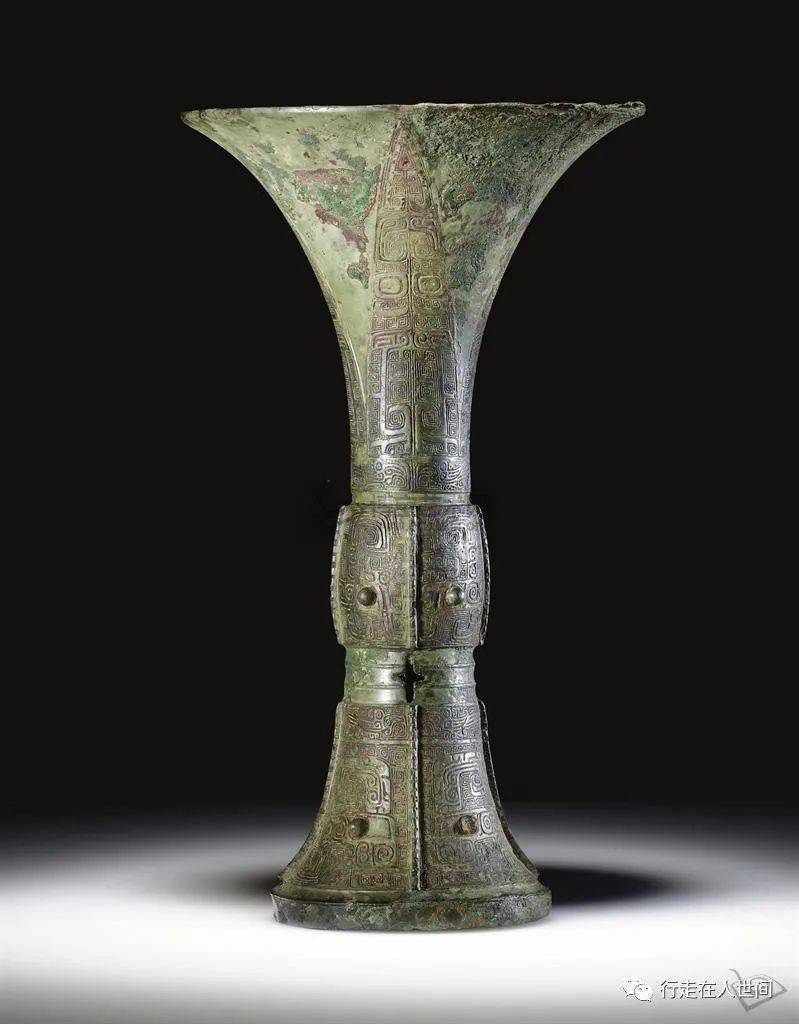 觯(zhì):古代酒器,青铜制,形似尊而小,或有盖.