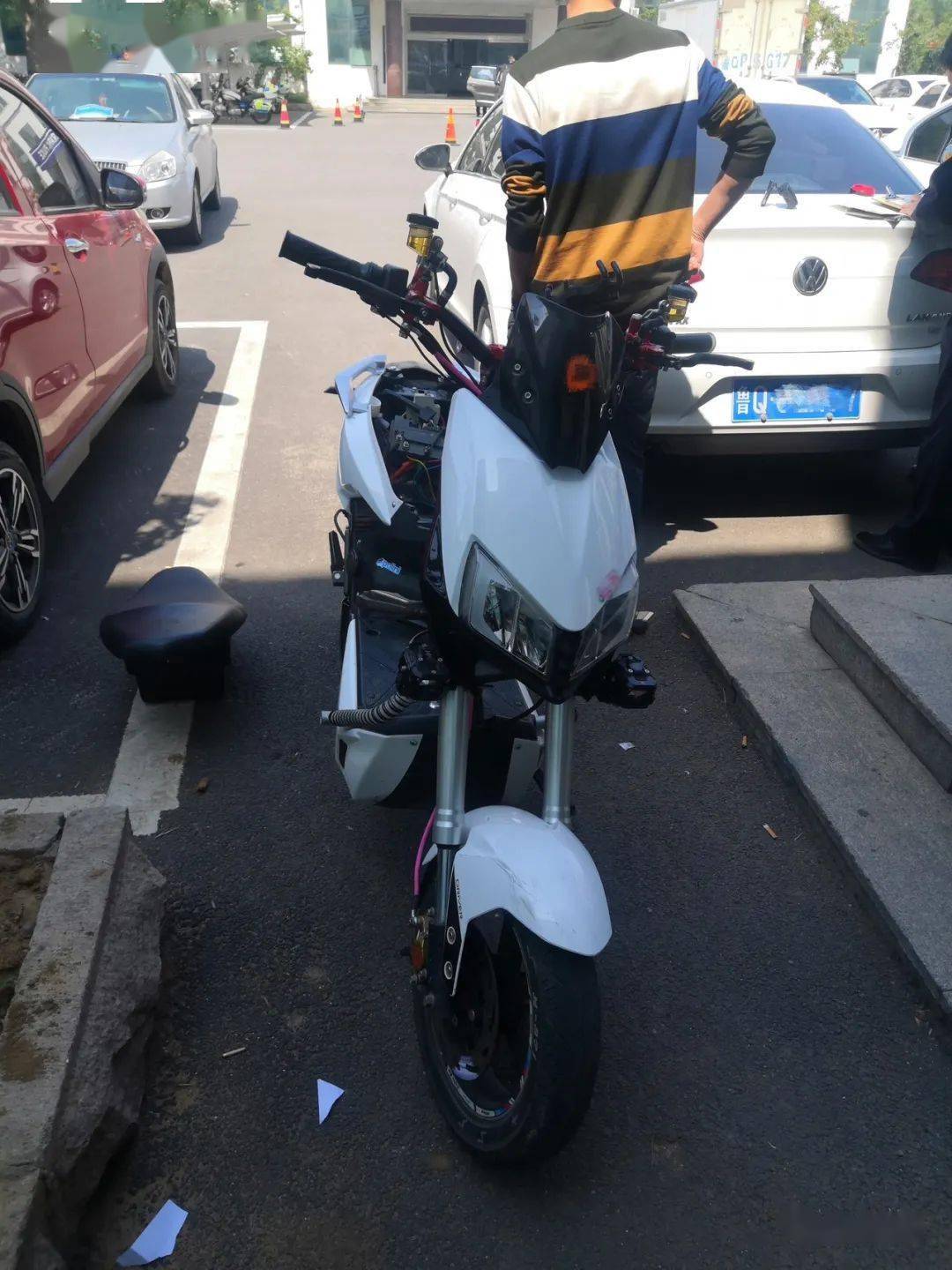 中队民警在辖区长安路发现2名青年驾驶涉嫌非法改装"电摩"在道路行驶