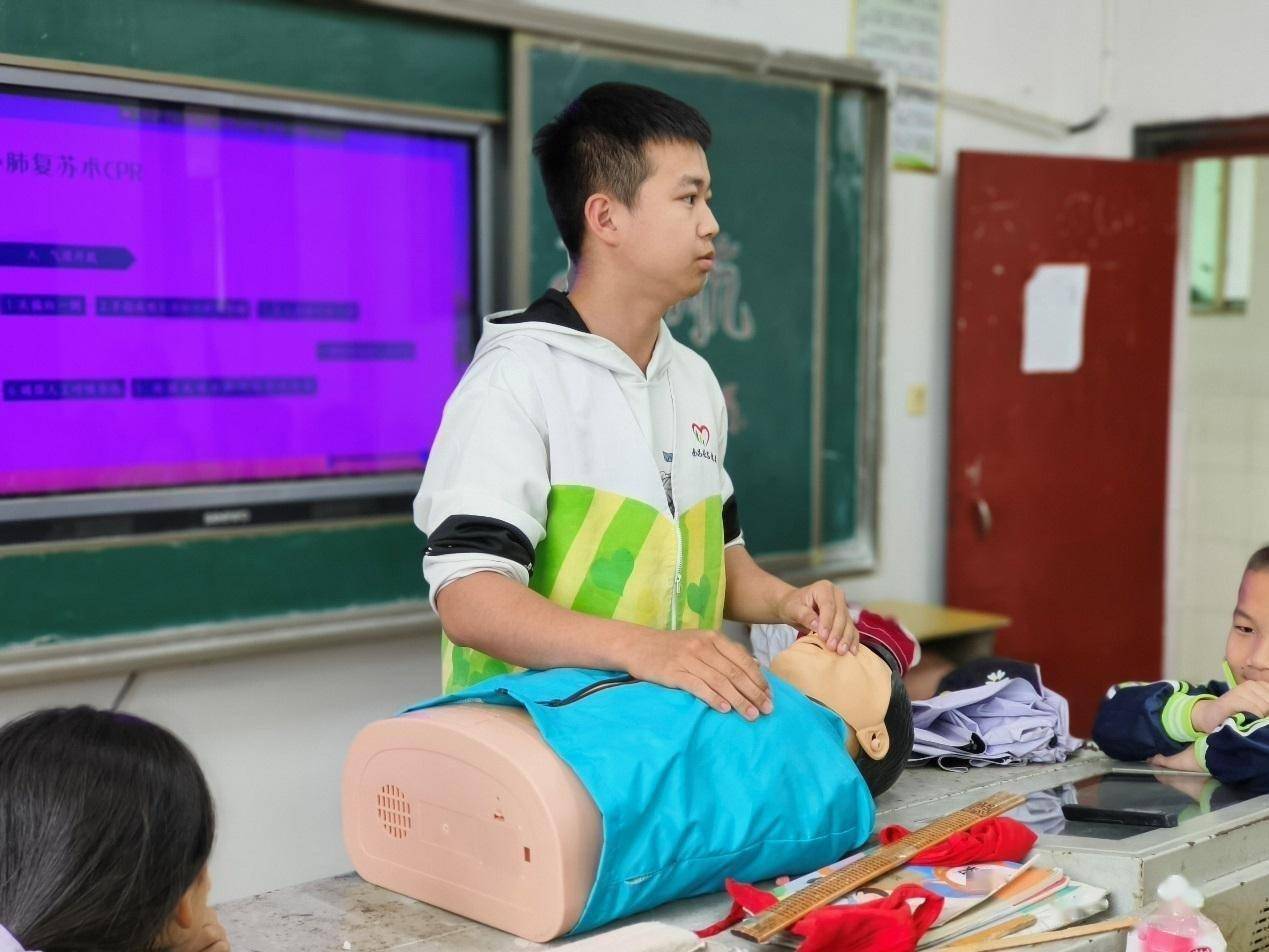 南昌县南新乡:普及急救安全知识 为学生成长护航_救护_应急_操作