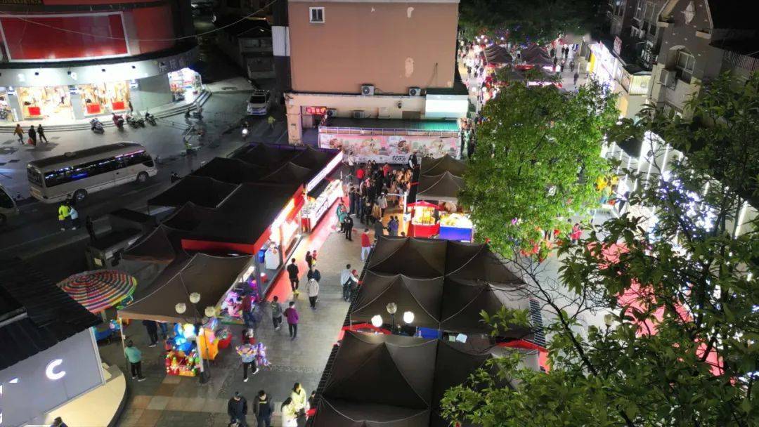 临桂天下桂林美食文化步行街共设置摊位150个左右,已逐步形成了以全国