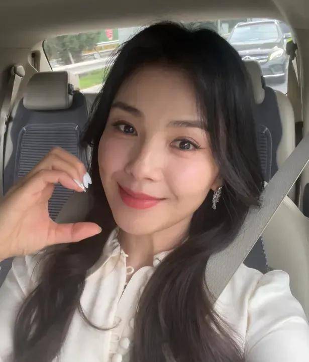 演员刘涛是整容了吗?45岁的她依旧少女,越来越年轻!_照片_身材_评论