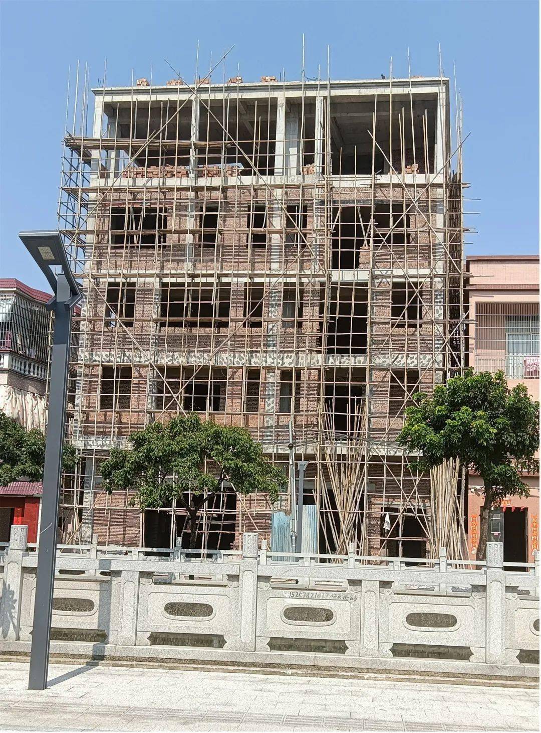 正在拆除高沙社区源和南路违法建筑排栅▲拆除高沙社区联胜北路违法