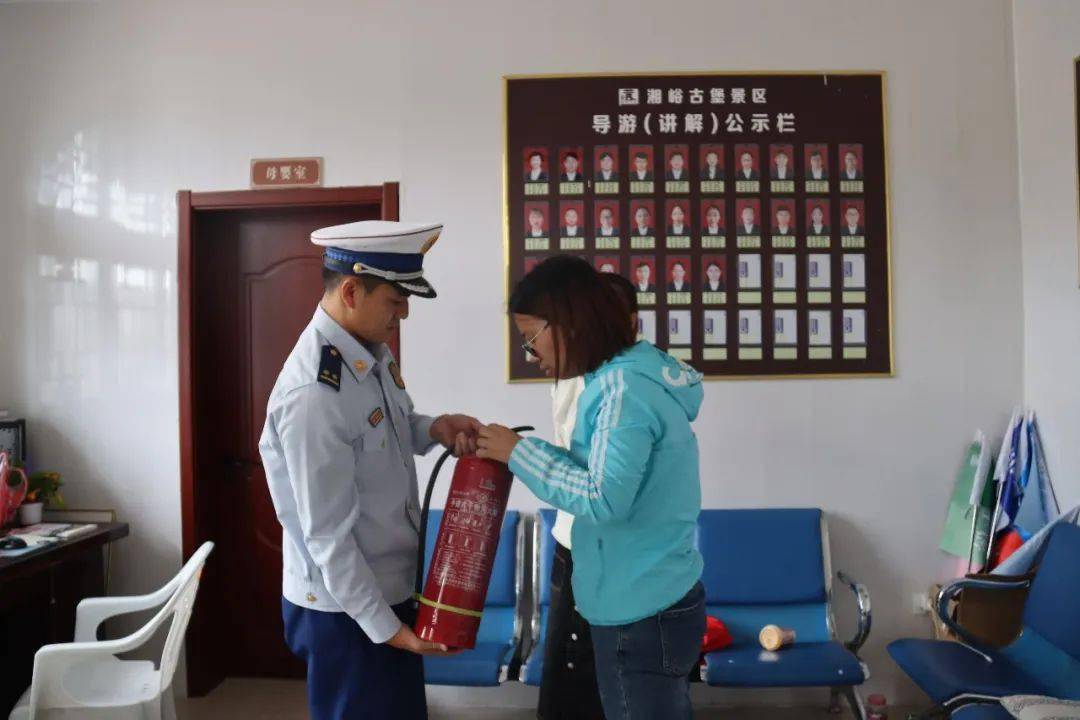消防监督检查人员先后深入柳氏民居,窦庄古堡等景点,重点对景区消防