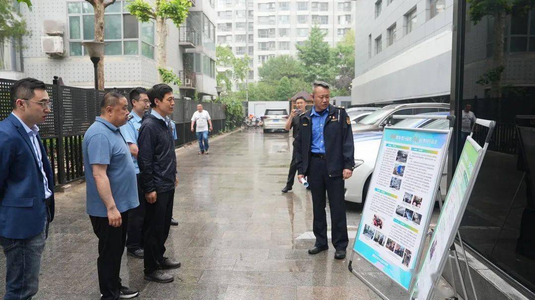 杨海峰先后来到劲松街道百环家园和双井街道外企大厦,现场听取了区