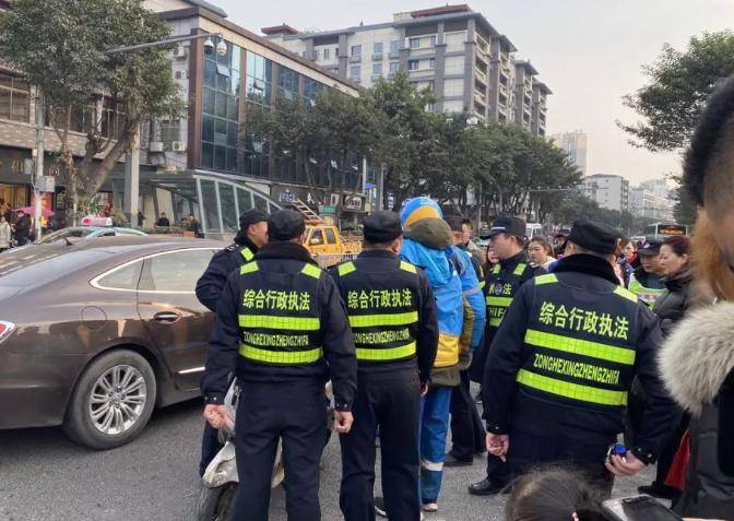 丧心病狂！一商户在马路上蜷缩身体求饶，城管抬起双脚踩到其头上