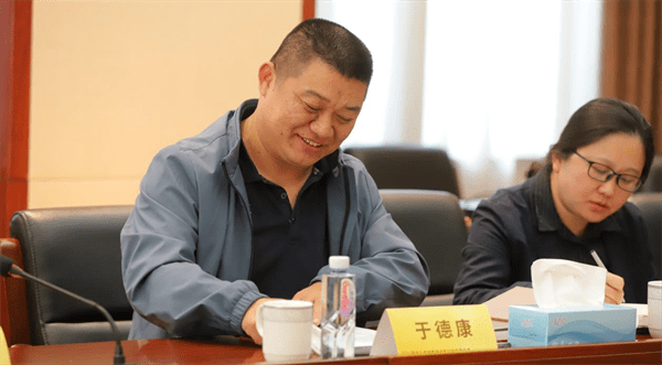 (贵州普安县副县长于德康发言讨论)"一片叶子富一方百姓.