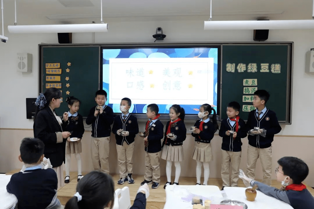 来到曲江二小之初,我有幸听了梁超老师执教的五年级数学《包装的学问