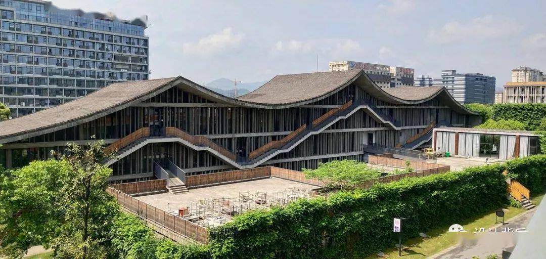 中国美术学院象山校区(王澍作品)又问道:王澍的建筑据说并不好用,你