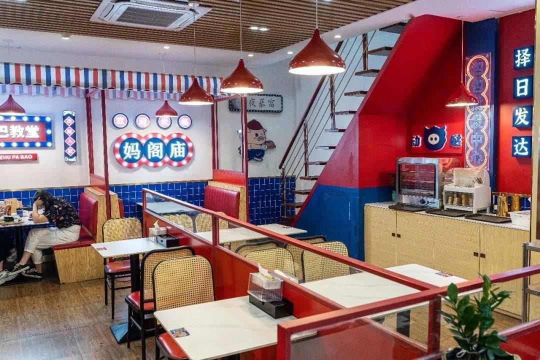 店内采用红蓝拼接的色调,满满的打卡元素,在品尝美食的同时,还能肆意