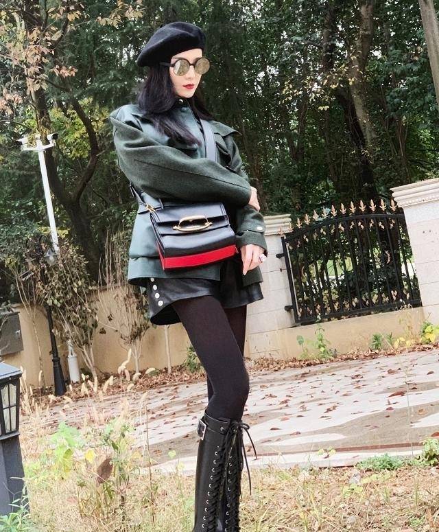 范冰冰再次现身"作妖",皮靴蹬条黑丝袜秀"筷子"腿,真就硬秀_范爷_设计