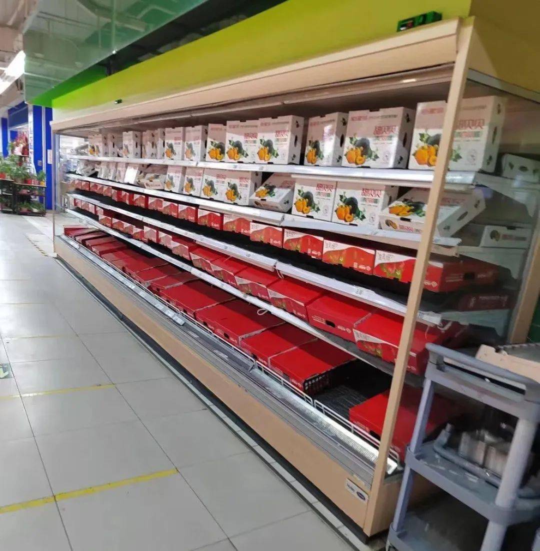 此前,天通苑龙德广场家乐福贴出公告:超市2f卖场重装升级中,3f家乐福