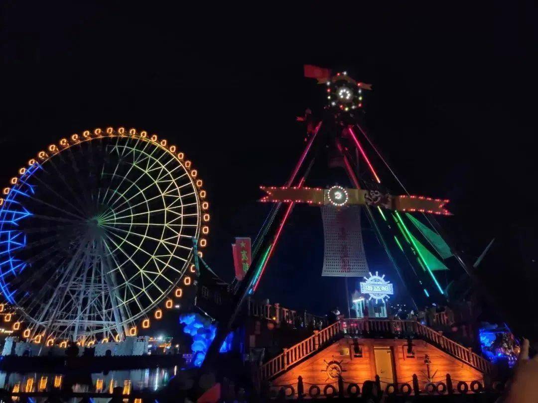 鹤城公园欢乐世界是齐齐哈尔现有的唯一一个户外大型开放式游乐场.