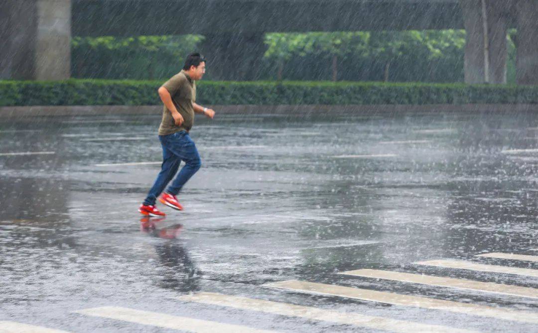 郑州市有中到大雨,局部暴雨并伴有短时强降水,雷暴大风等强对流天气