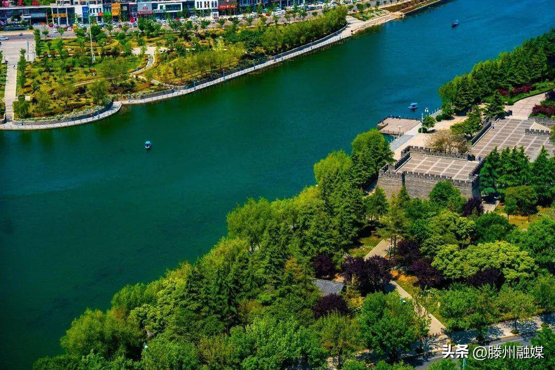 冯河等大型水系公园,还在新建道路两侧建设了大面积绸带公园,比如龙泉