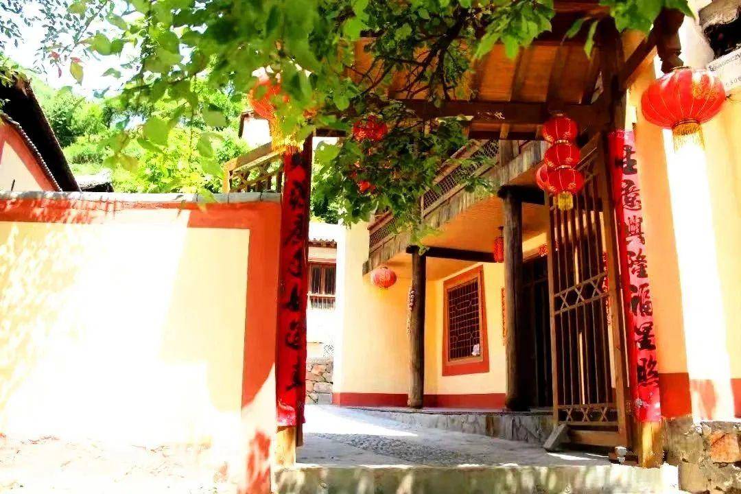 藏于官鹅沟丽水山野间的民宿_喧嚣_晨光_窗帘