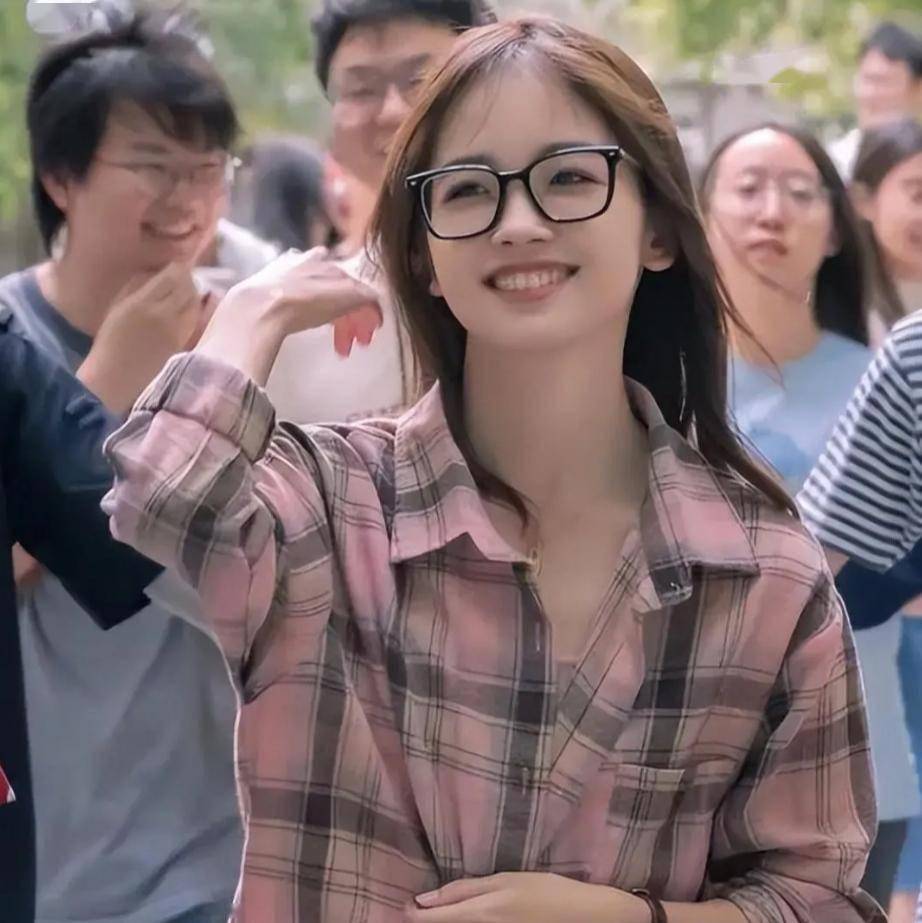 王冰冰现身中传校园,格子衫配眼镜甜美又低调,不少男
