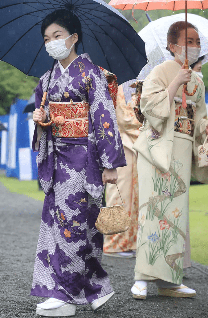 寬仁親王長女彬子女王一身配有松梅的扎染紫色訪問和服出席遊園會.